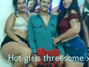 Hot_girls_threesome_x