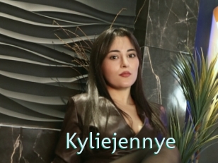 kyliejennye Straponles