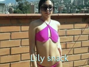 Lily_snack