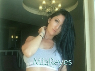 MiaReyes Straponles