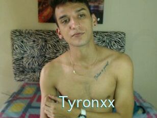 Tyronxx Straponles